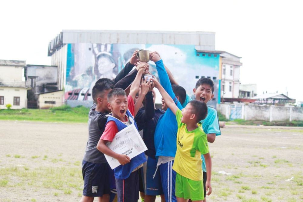 Young players celebrate their achievement during the culmination of three-week football coaching clinic organised by the Mokokchung Town Baptist Church Youth Department at the Imkongmeren Sports Complex, Mokokchung on July 8. (Morung Photo)